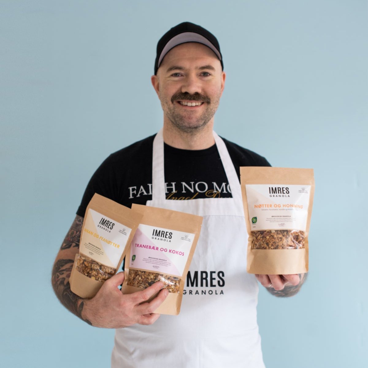 Imre Bidtnes, grunnlegger av Imres Granola, holder frem tre varianter av sin hjemmelagede frokostblanding: Banan og Peanøtter, Tranebær og Kokos, og Nøtter og Honning. Sunn granola uten tilsatt sukker, perfekt med synnøve gresk yoghurt.